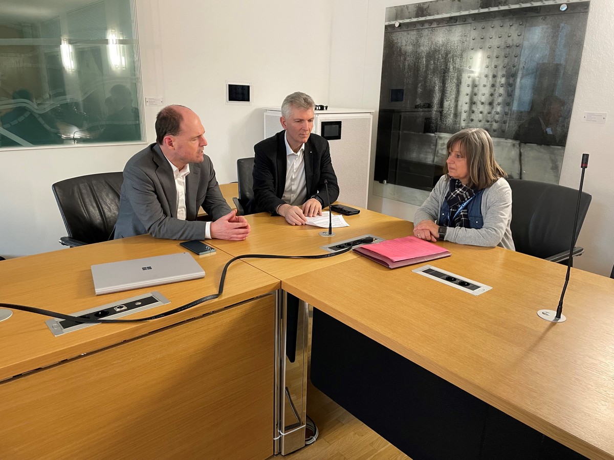 MdL Michael Hofmann im Austausch mit Maria-Luise Lehnard (Mitte), Leiterin des KEG- Landesreferats fr Verwaltungsangestellte an bayerischen Schulen, und MdL Prof. Dr. Gerhard Waschler