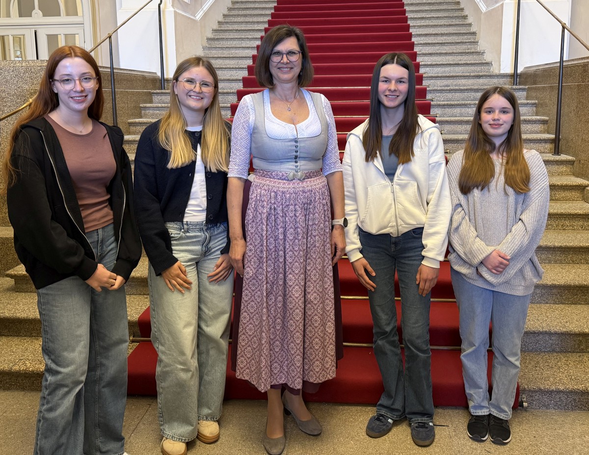 Die vier Sch�lerinnen Hanna Weig (GFS), Emilia Mamat (HGF), Julia Walz (RS Gr�fenberg) und Lara Marie Weichel (RS Ebermannstadt)
