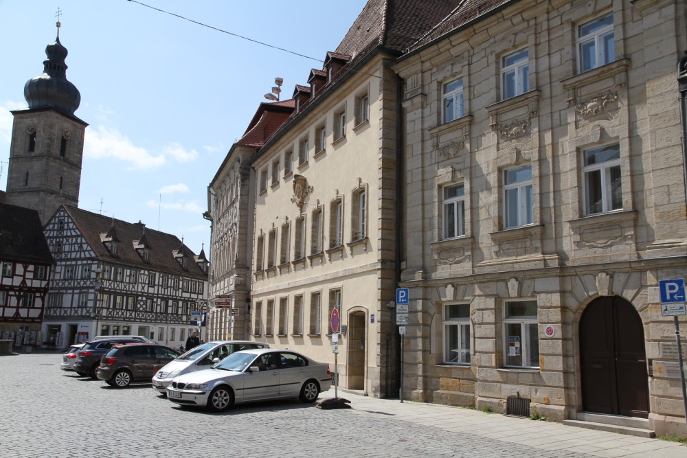 Ansicht der Fassaden der drei Gebude der katholischen Kirchenstiftung St. Martin gegenber dem Forchheimer Rathaus. 