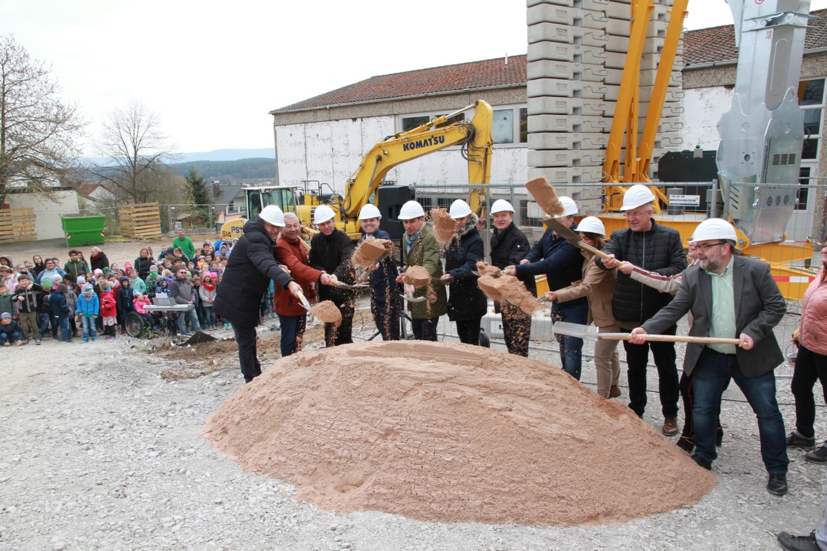 Der Spatenstich zur Sanierung der Schule in Hallerndorf erfolgte bereits im April