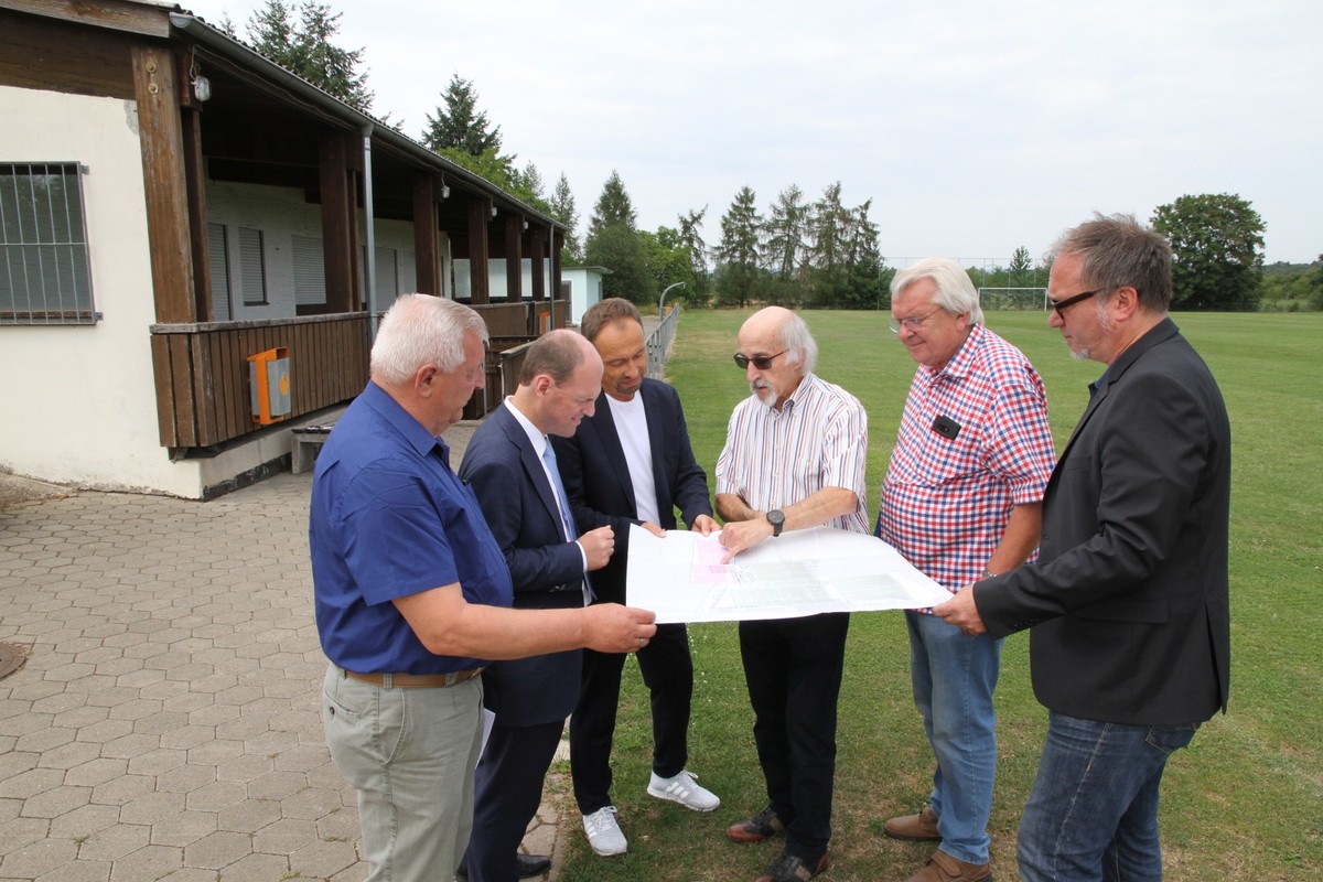 MdL Michael Hofmann mit BLSV-Kreisvorsitzenden Edmund Mauser und den Jahn-Vorstnden Professor Dr. Hans Schneider, Dieter Zimmerer und Uwe Schttinger sowie Jahn-Finanzchef Gerhard Tinkl mit dem Plan auf dem Gelnde, wo das neue Jahn-Domizil entsteht