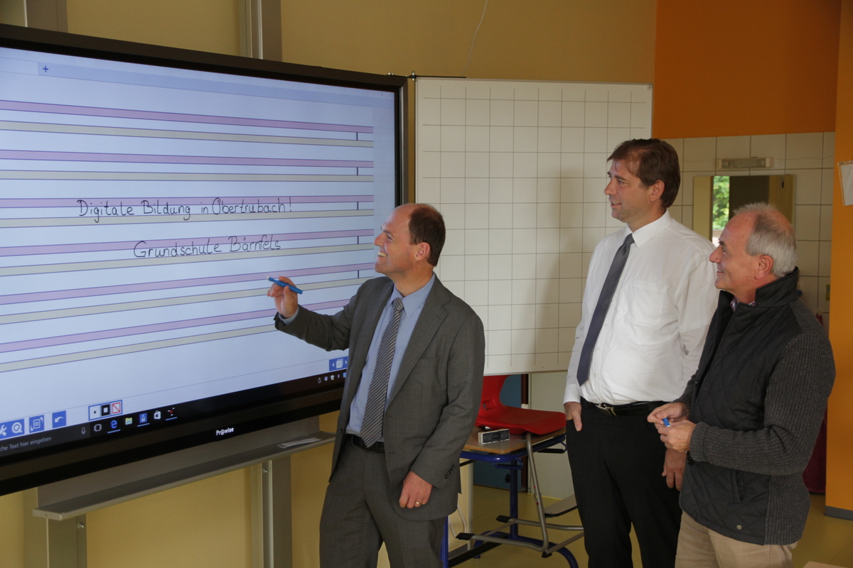 Landtagsabgeordneter Michael Hofmann in der Grundschule in Brnfels mit dem Obertrubacher Brgermeister Markus Grner und Landrat Hermann Ulm bei der Besichtigung von Multitouch Displays, die die alten Kreidetafeln im Klassenzimmer ersetzen